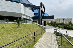 Vor dem Hauptgebäude der Bibliothek befindet sich eine Rampe für Menschen mit Behinderungen.