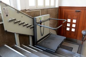 Im Bibliotheksgebäude an der Ul. Ligonia – Nahaufnahme der Plattform, Treppensteiger.